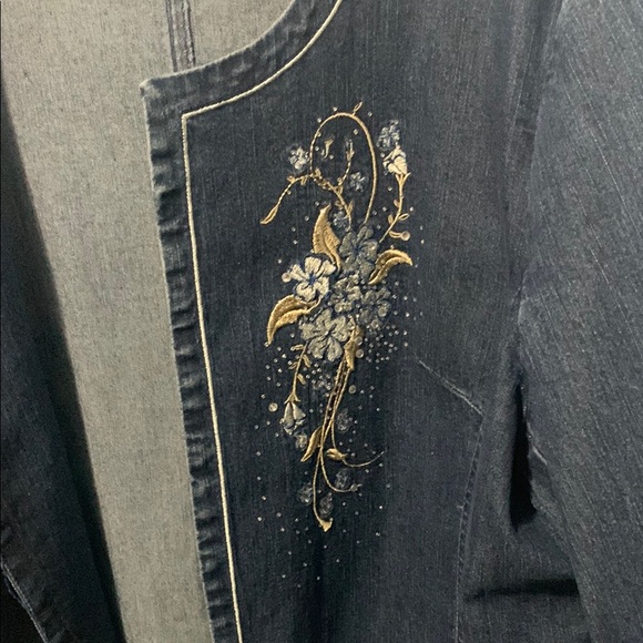 🌻  Embroidered Black Denim Jacket - Picture 3 of 3